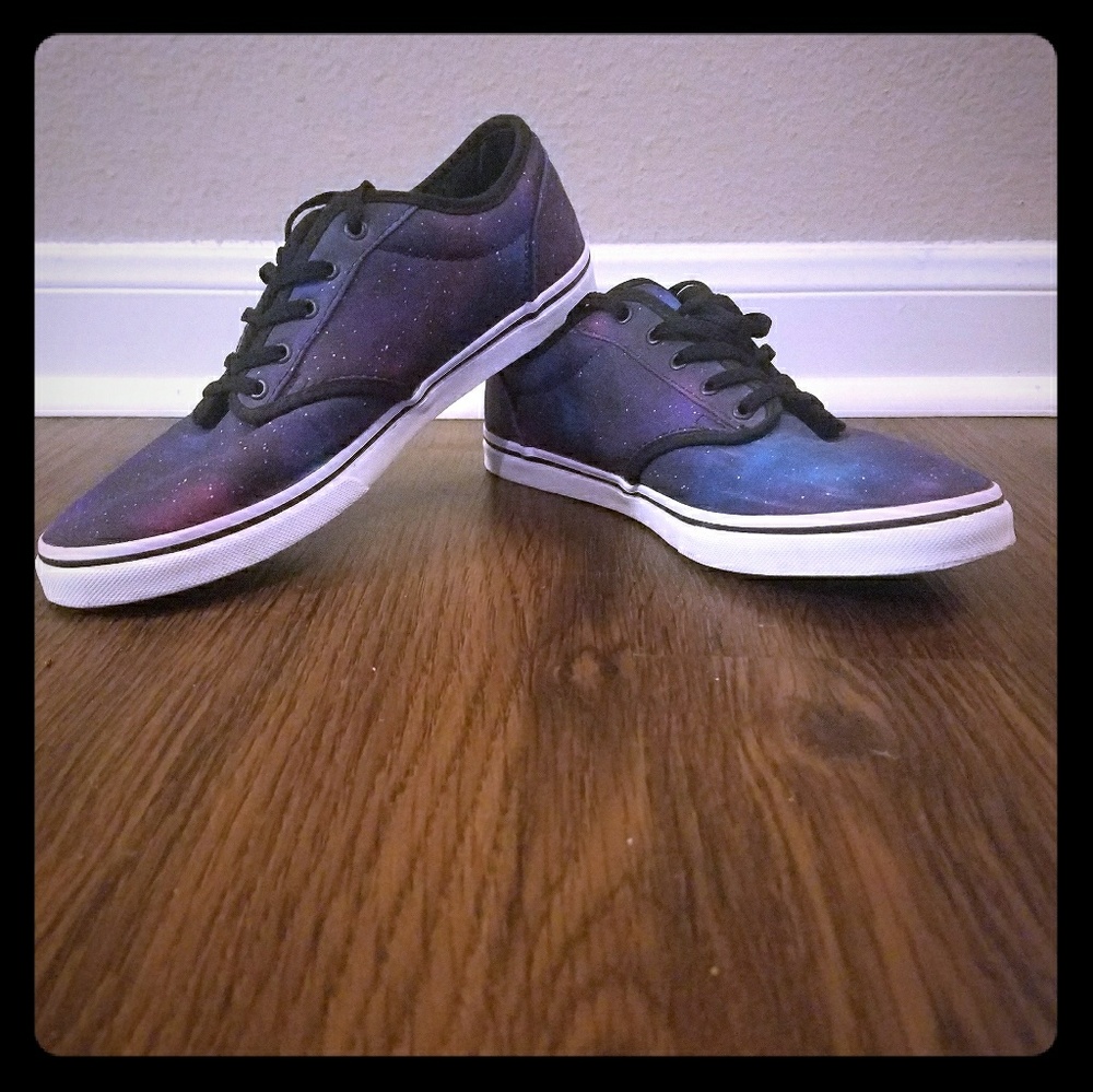 MAKE ME AN OFFER Galaxy Vans 7.5